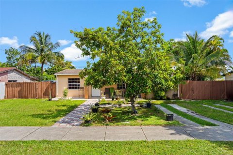 House in Hollywood, Florida 4 bedrooms, 119.1 sq.m. № 1890837 - photo 2