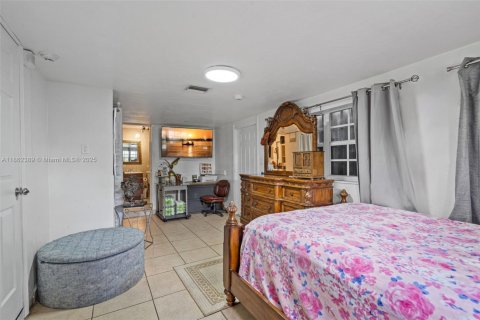 House in Hollywood, Florida 4 bedrooms, 119.1 sq.m. № 1890837 - photo 20