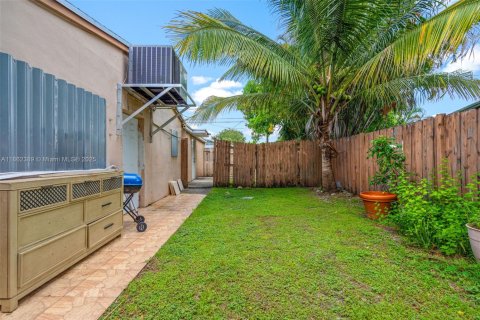 House in Hollywood, Florida 4 bedrooms, 119.1 sq.m. № 1890837 - photo 26