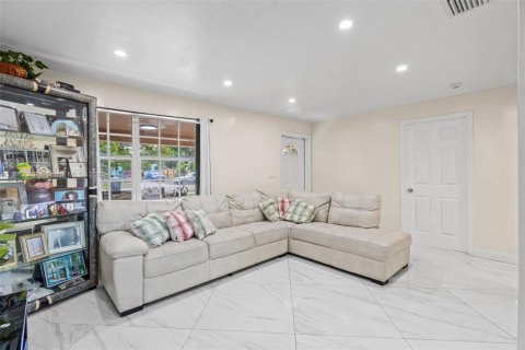 House in Hollywood, Florida 4 bedrooms, 119.1 sq.m. № 1890837 - photo 8