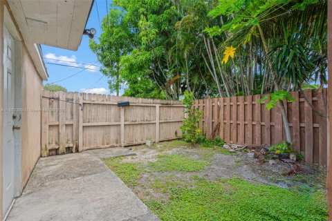 House in Hollywood, Florida 4 bedrooms, 119.1 sq.m. № 1890837 - photo 27