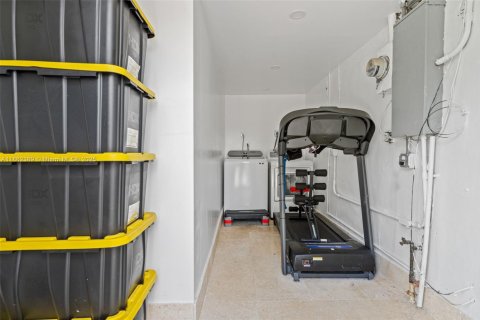 House in Hollywood, Florida 4 bedrooms, 119.1 sq.m. № 1890837 - photo 25