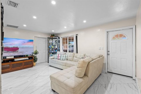 House in Hollywood, Florida 4 bedrooms, 119.1 sq.m. № 1890837 - photo 7