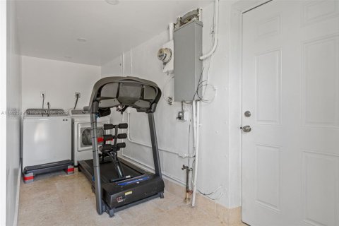 House in Hollywood, Florida 4 bedrooms, 119.1 sq.m. № 1890837 - photo 24