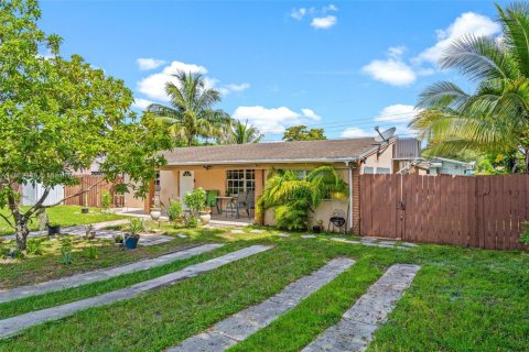 House in Hollywood, Florida 4 bedrooms, 119.1 sq.m. № 1890837 - photo 3