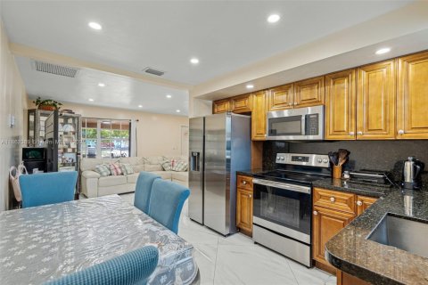 House in Hollywood, Florida 4 bedrooms, 119.1 sq.m. № 1890837 - photo 12