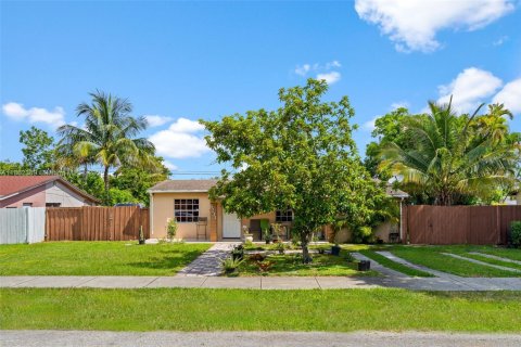 House in Hollywood, Florida 4 bedrooms, 119.1 sq.m. № 1890837 - photo 1