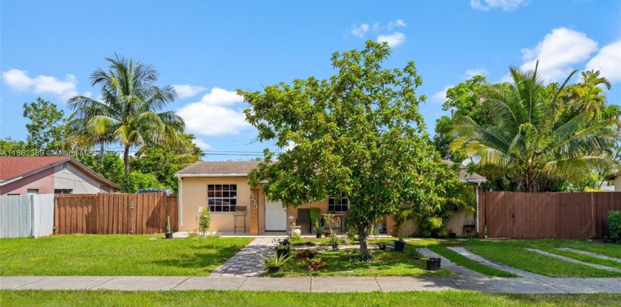 House in Hollywood, Florida 4 bedrooms, 119.1 sq.m. № 1890837