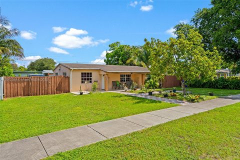 House in Hollywood, Florida 4 bedrooms, 119.1 sq.m. № 1890837 - photo 4