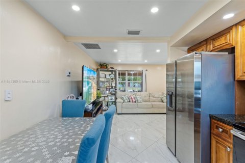 House in Hollywood, Florida 4 bedrooms, 119.1 sq.m. № 1890837 - photo 13