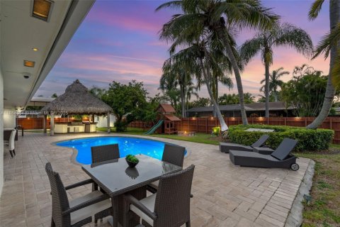 Casa en venta en Palmetto Bay, Florida, 4 dormitorios, 199.65 m2 № 1878738 - foto 1