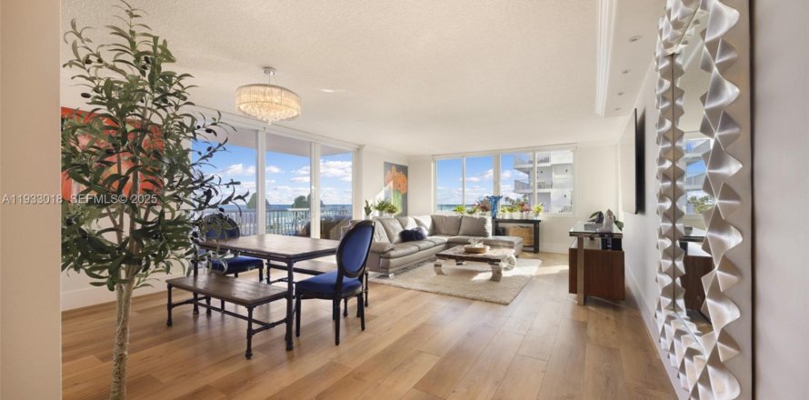 Condominio en Miami Beach, Florida, 2 dormitorios № 1992992