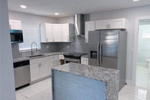 House in Sarasota, Florida 3 bedrooms, 156.17 sq.m. № 2098126 - photo 11
