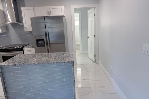 House in Sarasota, Florida 3 bedrooms, 156.17 sq.m. № 2098126 - photo 12