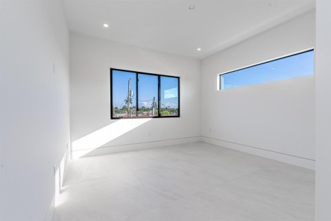 House in Pompano Beach, Florida 5 bedrooms, 397.71 sq.m. № 2082682 - photo 25