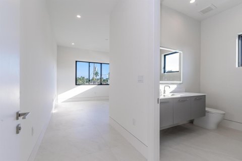 House in Pompano Beach, Florida 5 bedrooms, 397.71 sq.m. № 2082682 - photo 24