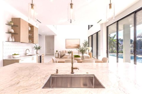 House in Pompano Beach, Florida 5 bedrooms, 397.71 sq.m. № 2082682 - photo 10