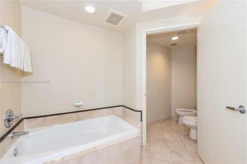 Condo in Sunny Isles Beach, Florida, 2 bedrooms  № 1961136 - photo 14