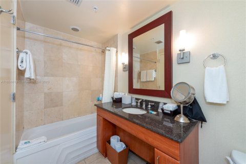 Condo in Sunny Isles Beach, Florida, 2 bedrooms  № 1961136 - photo 22