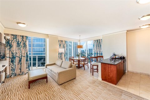 Condo in Sunny Isles Beach, Florida, 2 bedrooms  № 1961136 - photo 2