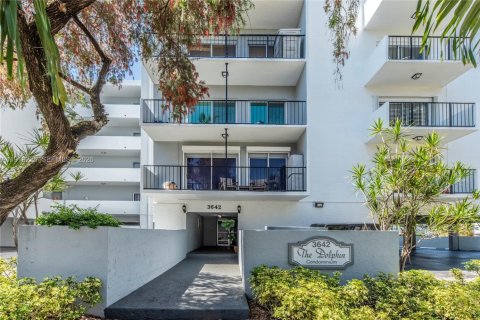 Снять в аренду кондоминиум в Норт-Майами-Бич, Флорида 2 спальни, 80.08м2, № 2020956 - фото 24