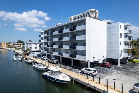 Кондоминиум с 2 спальнями в Норт-Майами-Бич, Флорида № 2020956