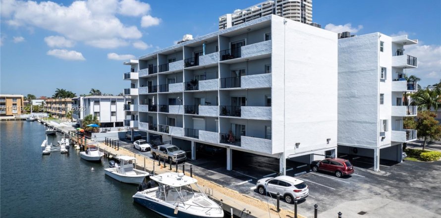 Кондоминиум с 2 спальнями в Норт-Майами-Бич, Флорида № 2020956