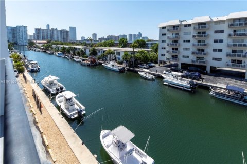 Снять в аренду кондоминиум в Норт-Майами-Бич, Флорида 2 спальни, 80.08м2, № 2020956 - фото 25