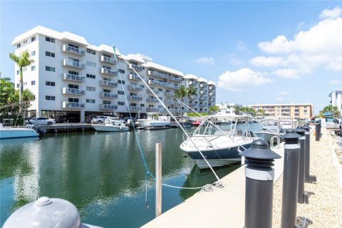 Снять в аренду кондоминиум в Норт-Майами-Бич, Флорида 2 спальни, 80.08м2, № 2020956 - фото 30