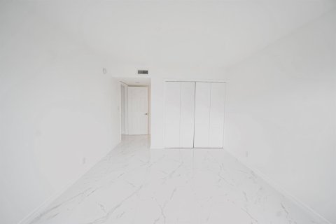 Condo in Weston, Florida, 2 bedrooms № 2378734 - photo 17