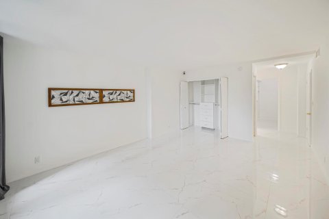 Condo in Weston, Florida, 2 bedrooms № 2378734 - photo 12