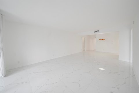 Condo in Weston, Florida, 2 bedrooms № 2378734 - photo 7
