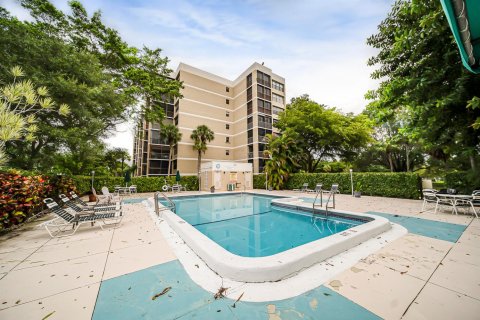 Condo in Weston, Florida, 2 bedrooms № 2378734 - photo 25