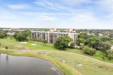Condo in Weston, Florida, 2 bedrooms № 2378734 - photo 2