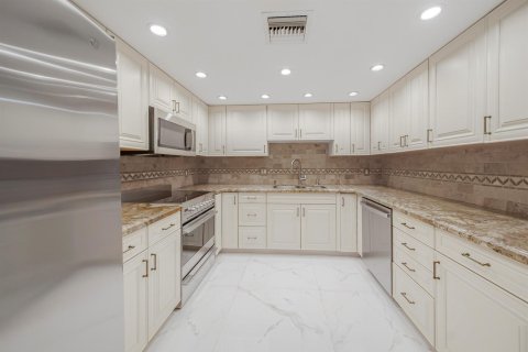 Condo in Weston, Florida, 2 bedrooms № 2378734 - photo 8