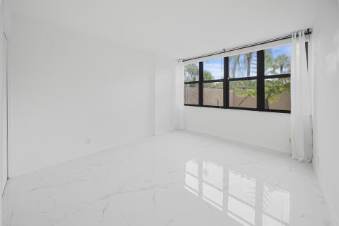 Condo in Weston, Florida, 2 bedrooms № 2378734 - photo 16