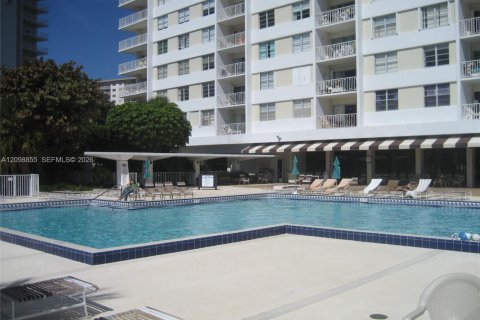 Condominio en venta en Sunny Isles Beach, Florida, 1 dormitorio, 70.79 m2 № 2397594 - foto 17