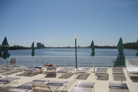 Condominio en venta en Sunny Isles Beach, Florida, 1 dormitorio, 70.79 m2 № 2397594 - foto 19
