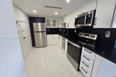 Condominio en venta en Sunny Isles Beach, Florida, 1 dormitorio, 70.79 m2 № 2397594 - foto 2