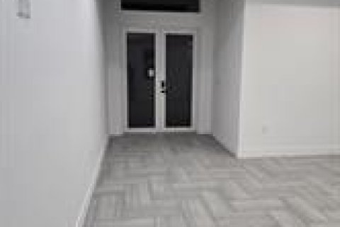 Снять в аренду виллу или дом в Клуистон, Флорида 3 комнаты, № 2260207 - фото 3