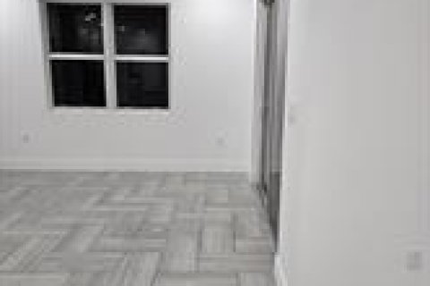 Снять в аренду виллу или дом в Клуистон, Флорида 3 комнаты, № 2260207 - фото 13