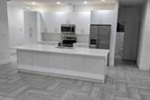 Снять в аренду виллу или дом в Клуистон, Флорида 3 комнаты, № 2260207 - фото 4