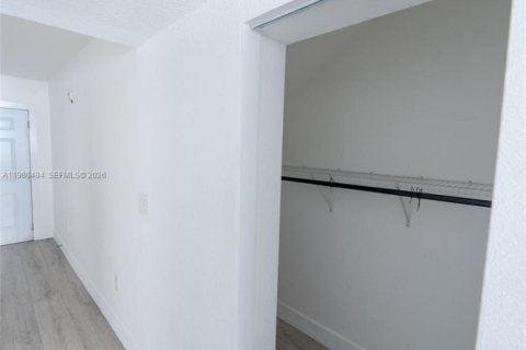 Apartment in Miami, Florida 2 bedrooms, 69.68 sq.m. № 2045322 - photo 10