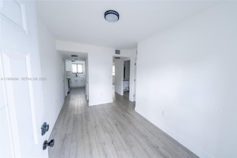 Apartment in Miami, Florida 2 bedrooms, 69.68 sq.m. № 2045322 - photo 2