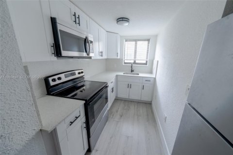 Apartment in Miami, Florida 2 bedrooms, 69.68 sq.m. № 2045322 - photo 12