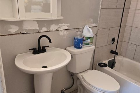 House in Cape Coral, Florida 4 bedrooms, 161.74 sq.m. № 2396334 - photo 8