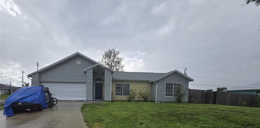 House in Cape Coral, Florida 4 bedrooms, 161.74 sq.m. № 2396334