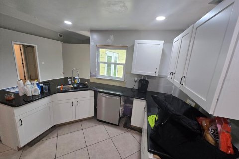 House in Cape Coral, Florida 4 bedrooms, 161.74 sq.m. № 2396334 - photo 5