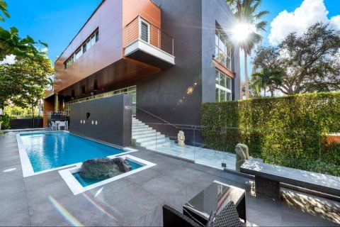 Дом в Майами, Флорида 5 спален, 369.1м2 № 2044984