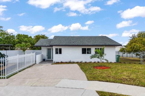 House in Miami Gardens, Florida 4 bedrooms, 166.48 sq.m. № 1742120 - photo 1